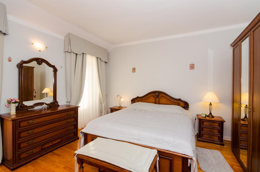 Apartment Noemi Ровин Екстериор снимка