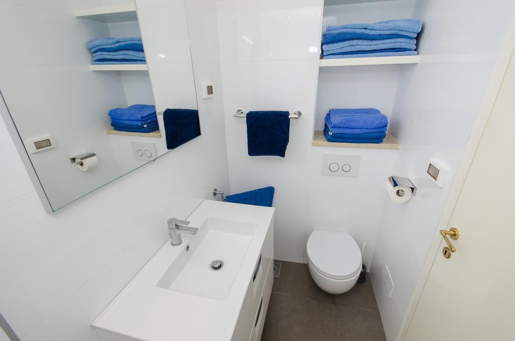 Apartment Noemi Ровин Екстериор снимка