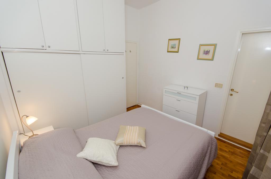 Apartment Noemi Ровин Екстериор снимка