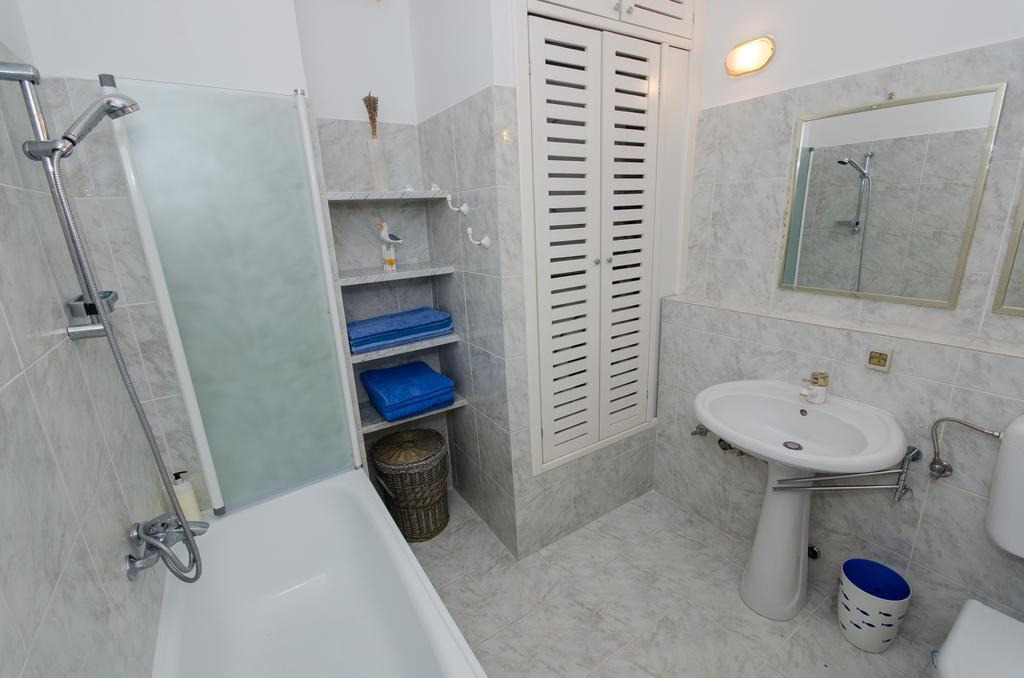 Apartment Noemi Ровин Екстериор снимка