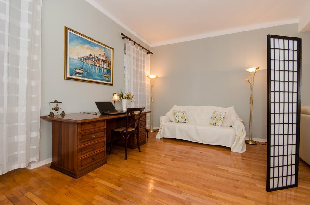 Apartment Noemi Ровин Екстериор снимка