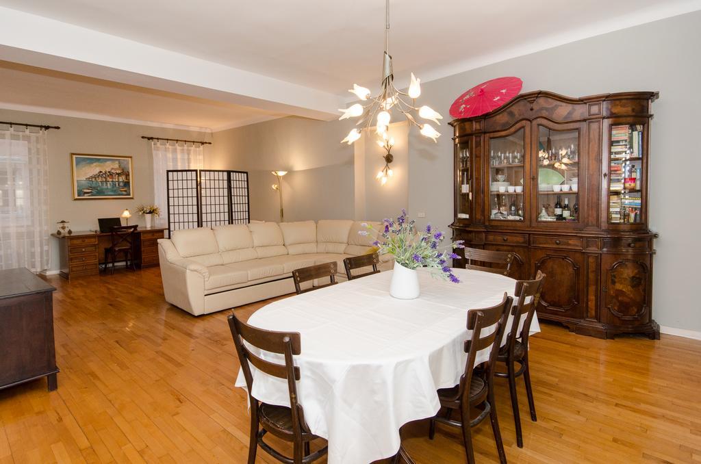 Apartment Noemi Ровин Екстериор снимка