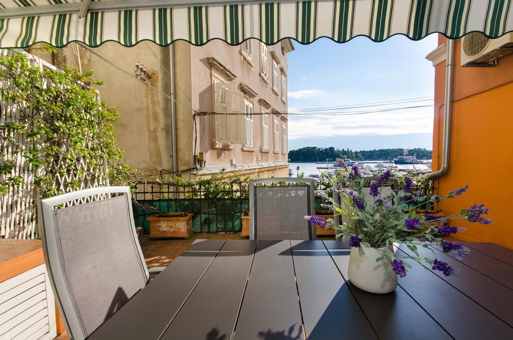 Apartment Noemi Ровин Екстериор снимка