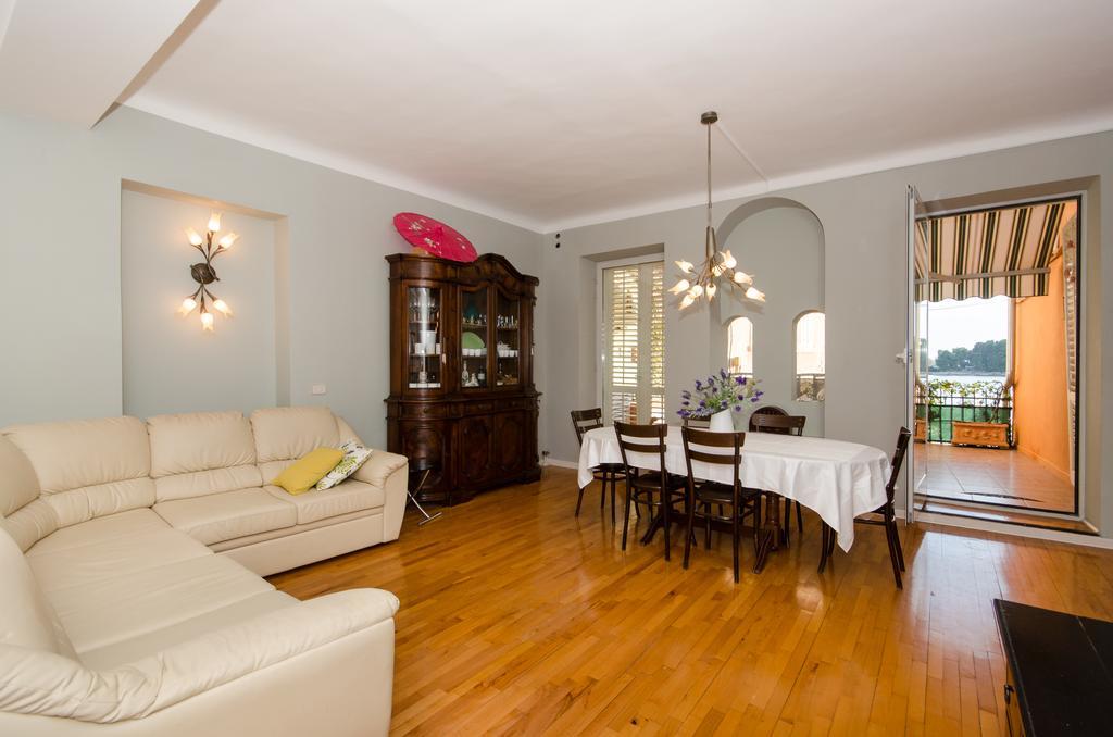Apartment Noemi Ровин Екстериор снимка