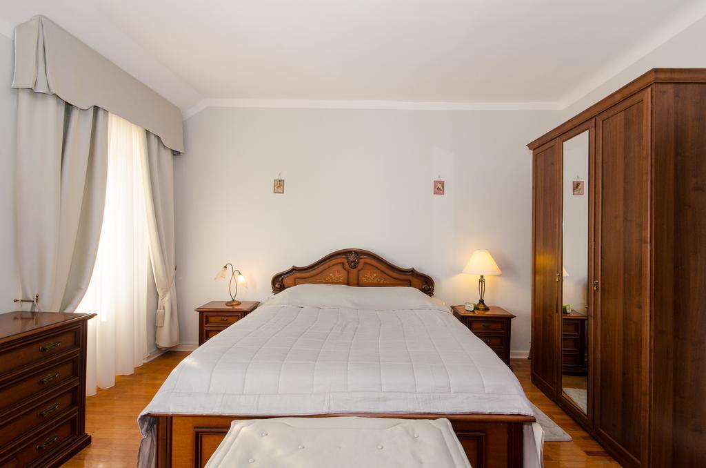 Apartment Noemi Ровин Екстериор снимка