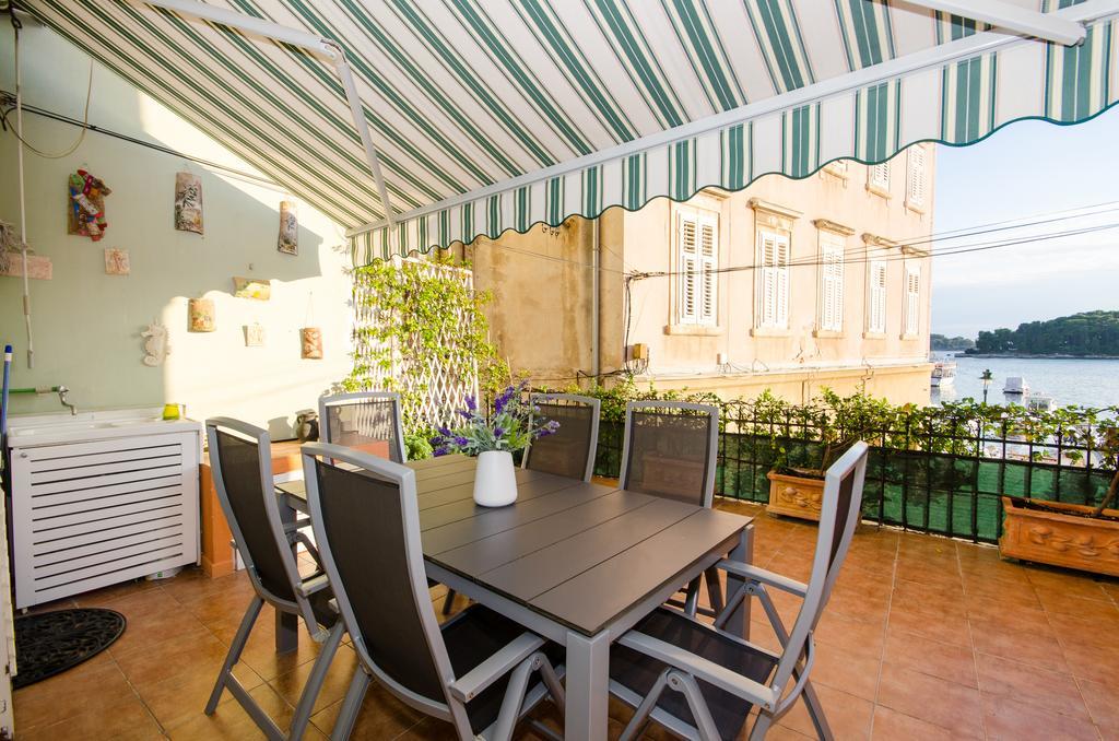 Apartment Noemi Ровин Екстериор снимка