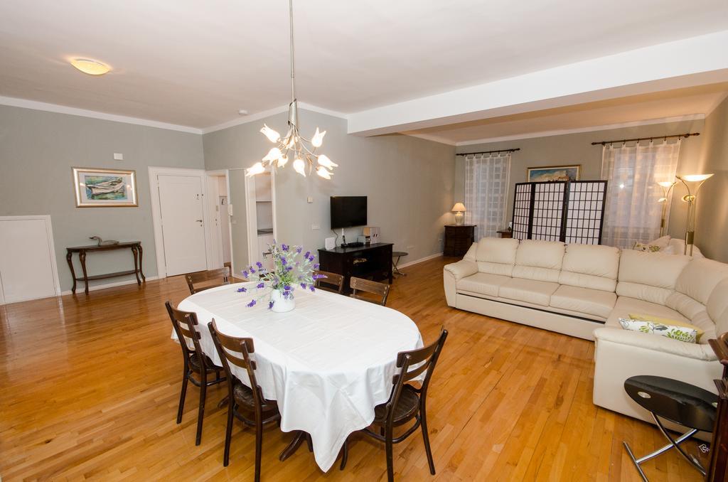 Apartment Noemi Ровин Екстериор снимка
