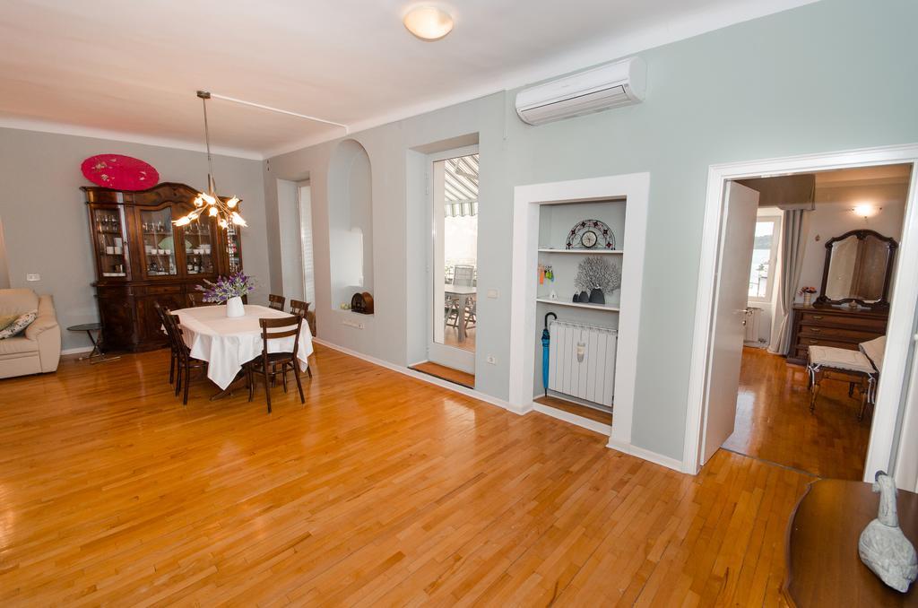 Apartment Noemi Ровин Екстериор снимка