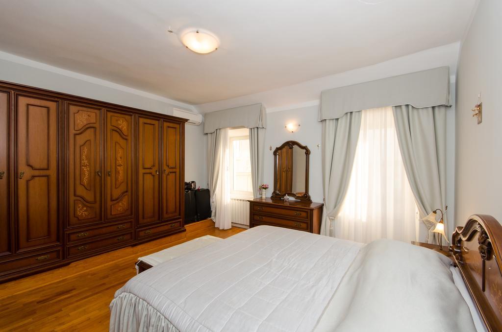 Apartment Noemi Ровин Екстериор снимка