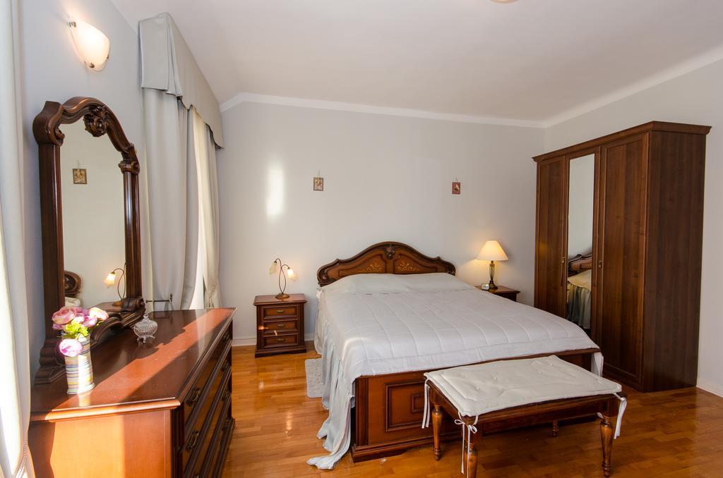Apartment Noemi Ровин Екстериор снимка