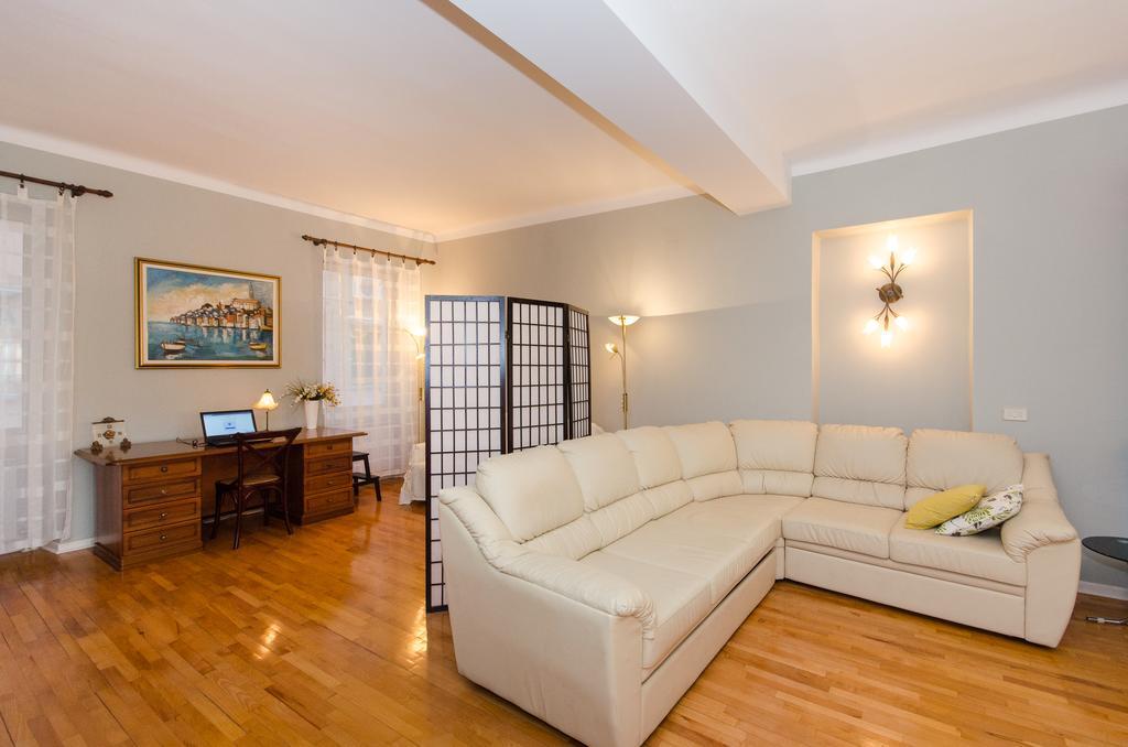 Apartment Noemi Ровин Екстериор снимка