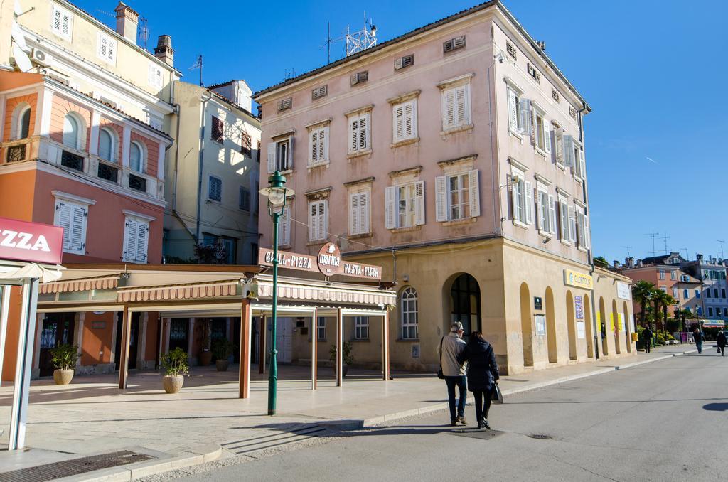 Apartment Noemi Ровин Екстериор снимка